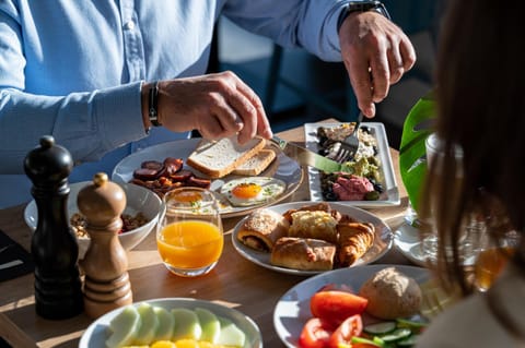 Restaurant/places to eat, Food and drinks, Breakfast, Continental breakfast