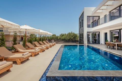 Property building, Patio, Day, Pool view, Swimming pool, sunbed