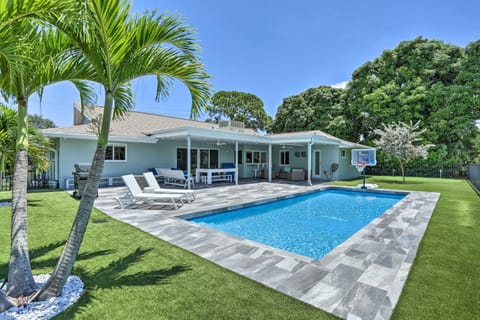 Jupiter Home with Private Pool and Putting Green! House in Tequesta