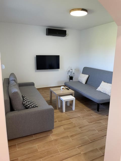 Communal lounge/ TV room, TV and multimedia, Living room, Seating area