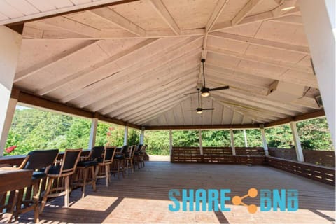 Elegant Lakefront Home w Covered Patio House in Little Rock