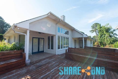 Elegant Lakefront Home w Covered Patio House in Little Rock