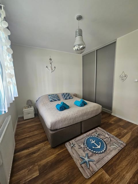 Bed, TV and multimedia, Bedroom, towels, wardrobe