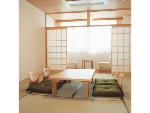 Photo of the whole room, Dining area