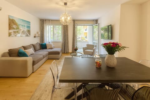 Communal lounge/ TV room, TV and multimedia, Living room, Seating area, Dining area