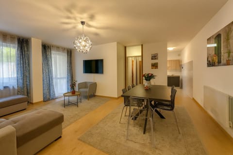 Communal lounge/ TV room, TV and multimedia, Living room, Seating area, Dining area