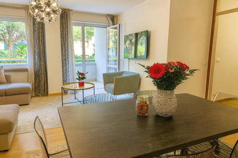 TV and multimedia, Living room, Seating area, Dining area