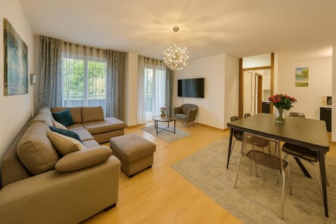 Communal lounge/ TV room, TV and multimedia, Living room, Seating area, Dining area