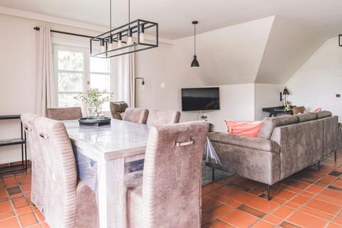 TV and multimedia, Seating area, Dining area