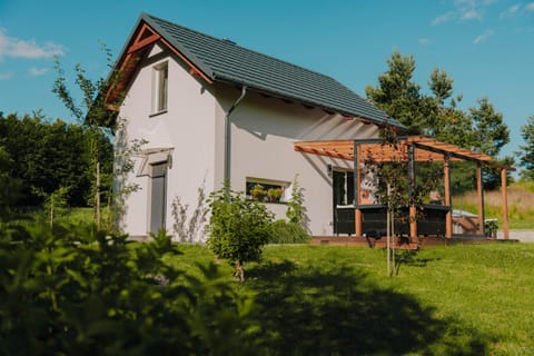 Property building, Day, Natural landscape, Garden, Garden view, Parking