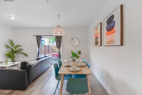 Seating area, Dining area