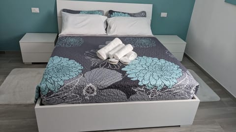 Bed, Bedroom, towels