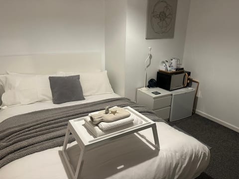 fAiRy DeLL Guesthouse 24-7 check in, cozy lockable rooms, tv, tea tray with choccies, free wifi and parking, COA, all are welcome Vacation rental in Bradford