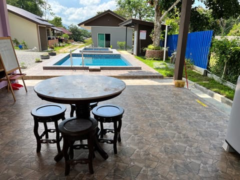 Restaurant/places to eat, Pool view, Swimming pool, Swimming pool