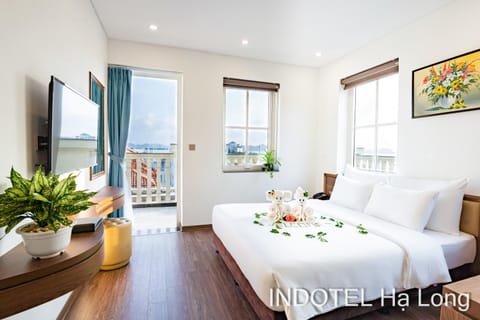 Bed, Natural landscape, Living room, Photo of the whole room, Bedroom