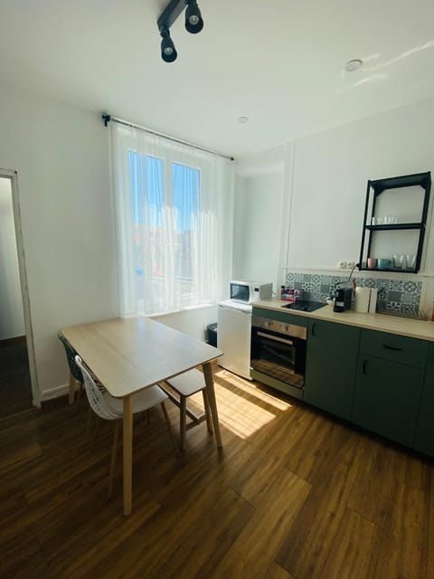 Kitchen or kitchenette, Dining area, minibar, pet friendly, stove