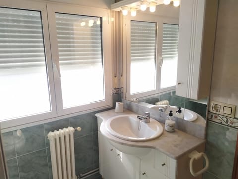 Bathroom, Decorative detail, internet