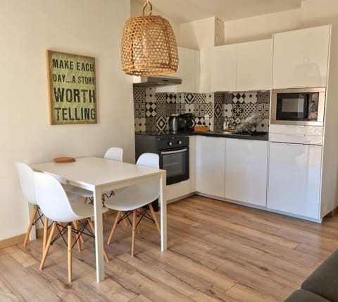 Kitchen or kitchenette, Dining area
