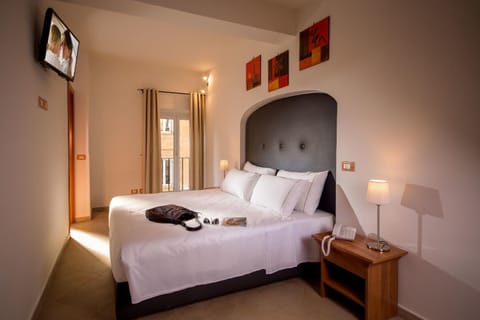 Shower, Bed, Day, TV and multimedia, Bedroom, towels