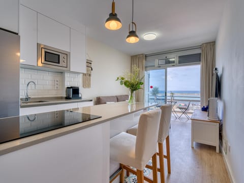 Natural landscape, Kitchen or kitchenette, Living room, Seating area, Sea view, minibar, toaster