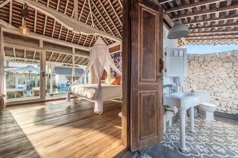 Bed, Bathroom