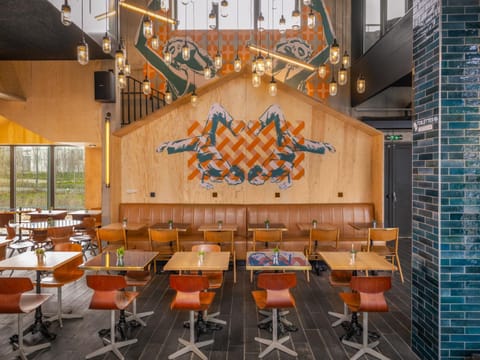 Restaurant/places to eat, Living room, Seating area