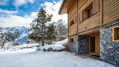 Property building, Day, Natural landscape, Winter, Mountain view