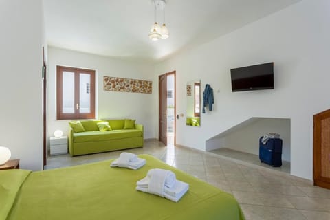 Bed, TV and multimedia, Living room, Photo of the whole room, Bedroom, towels