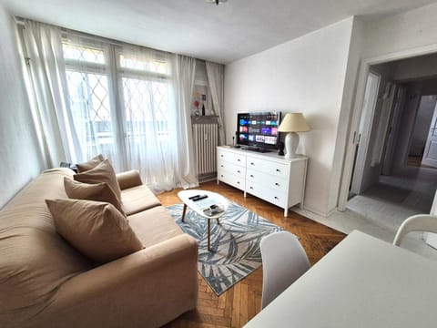 Communal lounge/ TV room, TV and multimedia, Living room, Seating area, Dining area, Evening entertainment