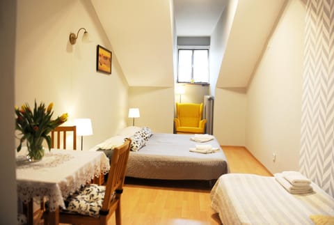 Bed, Photo of the whole room, Seating area