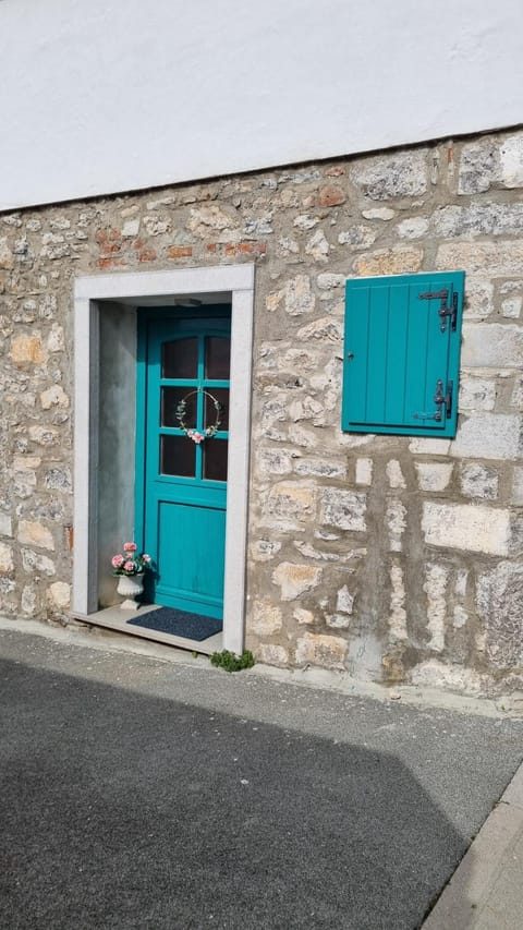 Property building, Facade/entrance, Day