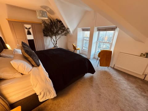 View (from property/room), Bedroom, Lake view, Mountain view
