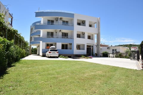 Property building, Day, Neighbourhood, Natural landscape, Street view, Location, Parking