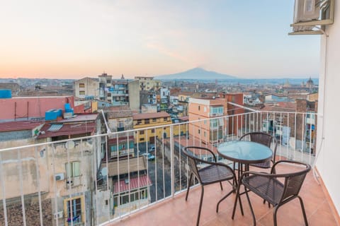 Property building, Patio, Day, Natural landscape, View (from property/room), Balcony/Terrace, Balcony/Terrace, Dining area, City view, Mountain view