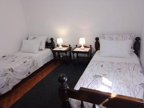 Bed, Bedroom, Street view, Quiet street view