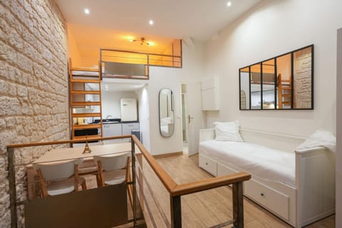 Bed, Seating area, Dining area