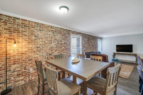 Eagle's Nest - Spacious Loft Downtown - Near GSU Apartment in Statesboro