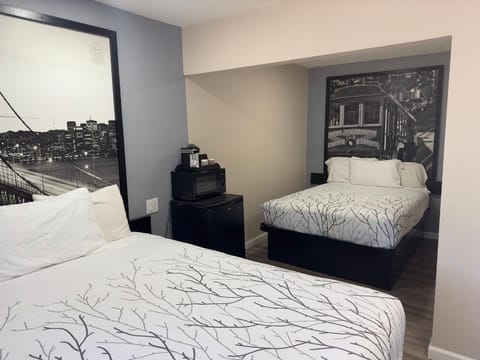 Western Village Inn-NEWLY RENOVATED Motel in Willits