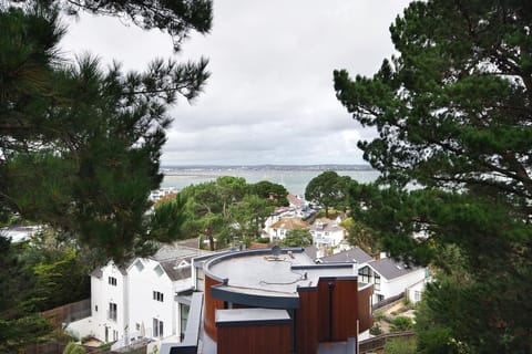 Luxury 3bd penthouse with roof terrace and hot tub Apartment in Poole