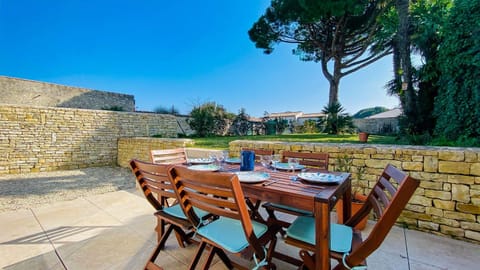 Patio, Garden, Dining area, Garden view