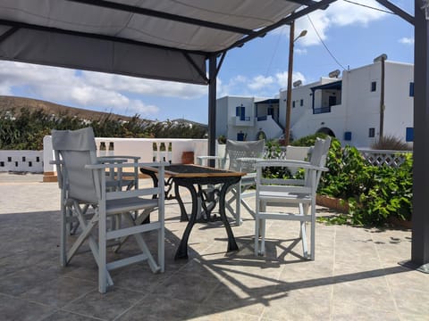 Property building, Patio, Balcony/Terrace, Dining area