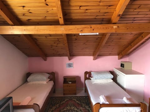 Bed, TV and multimedia, Bedroom