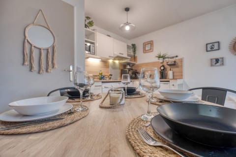 Kitchen or kitchenette, Dining area