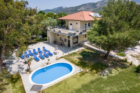 Property building, Patio, Day, Natural landscape, Garden, Garden view, Mountain view, Pool view, Swimming pool, sunbed