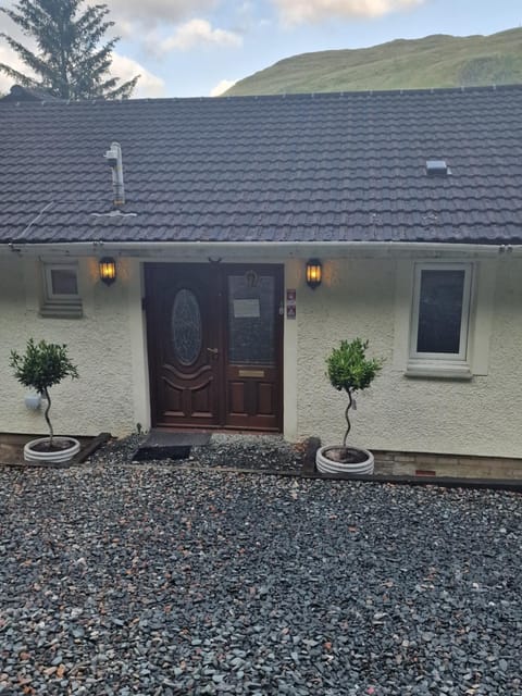 WATERSIDE 3 BED COTTAGE, HOT TUB, SAUNA, PVT BEACH House in Scotland