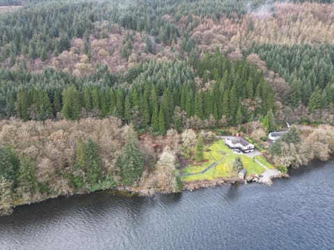 WATERSIDE 3 BED COTTAGE, HOT TUB, SAUNA, PVT BEACH House in Scotland