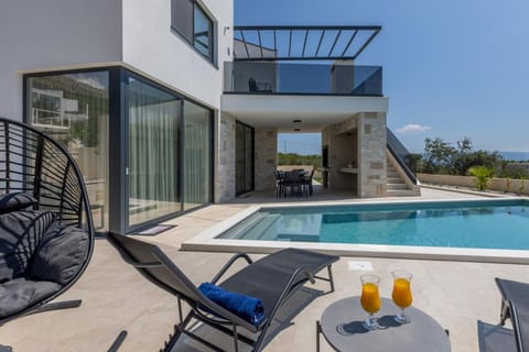 BBQ facilities, Balcony/Terrace, Dining area, Swimming pool