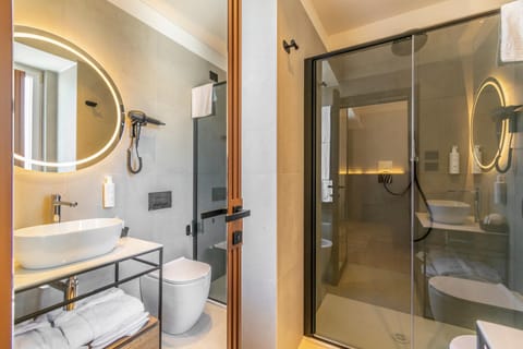 Shower, Toilet, Bathroom, bidet, towels