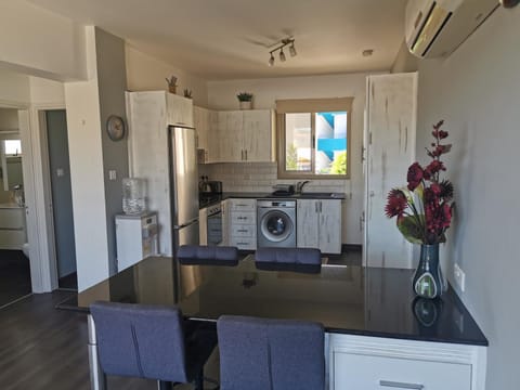 Dining area, kitchen