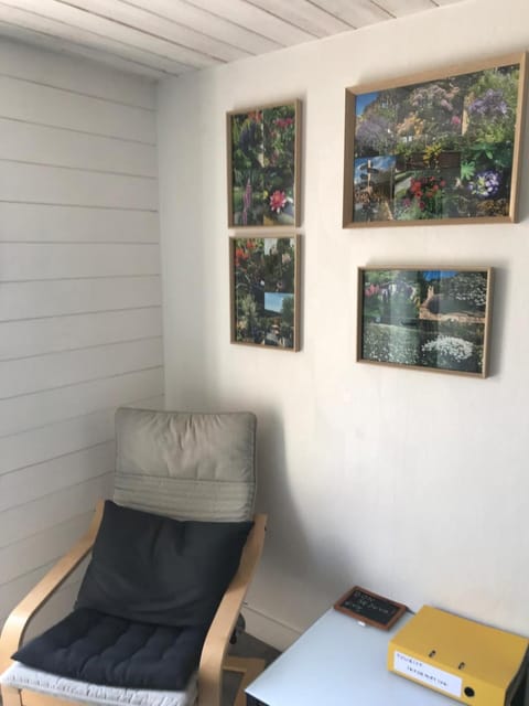 Studio Au jardin fleuri Bed and Breakfast in Wallonia, Belgium